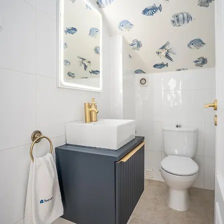 Host Wise - Luxurious Pool & Jacuzzi Hideaway