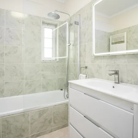 Host Wise - Luxurious Pool & Jacuzzi Hideaway