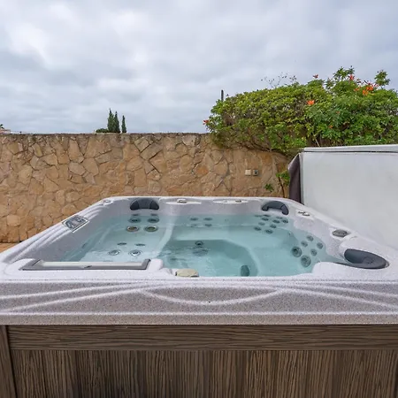 Host Wise - Luxurious Pool & Jacuzzi Hideaway