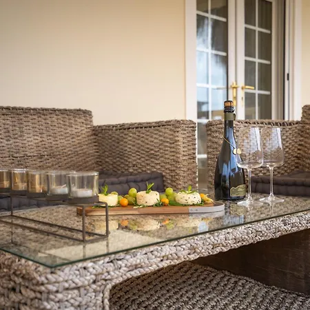 Apartment Host Wise - Luxurious Pool & Jacuzzi Hideaway