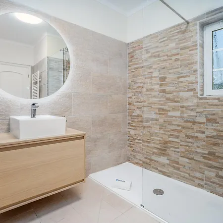 Διαμέρισμα Host Wise - Luxurious Pool & Jacuzzi Hideaway